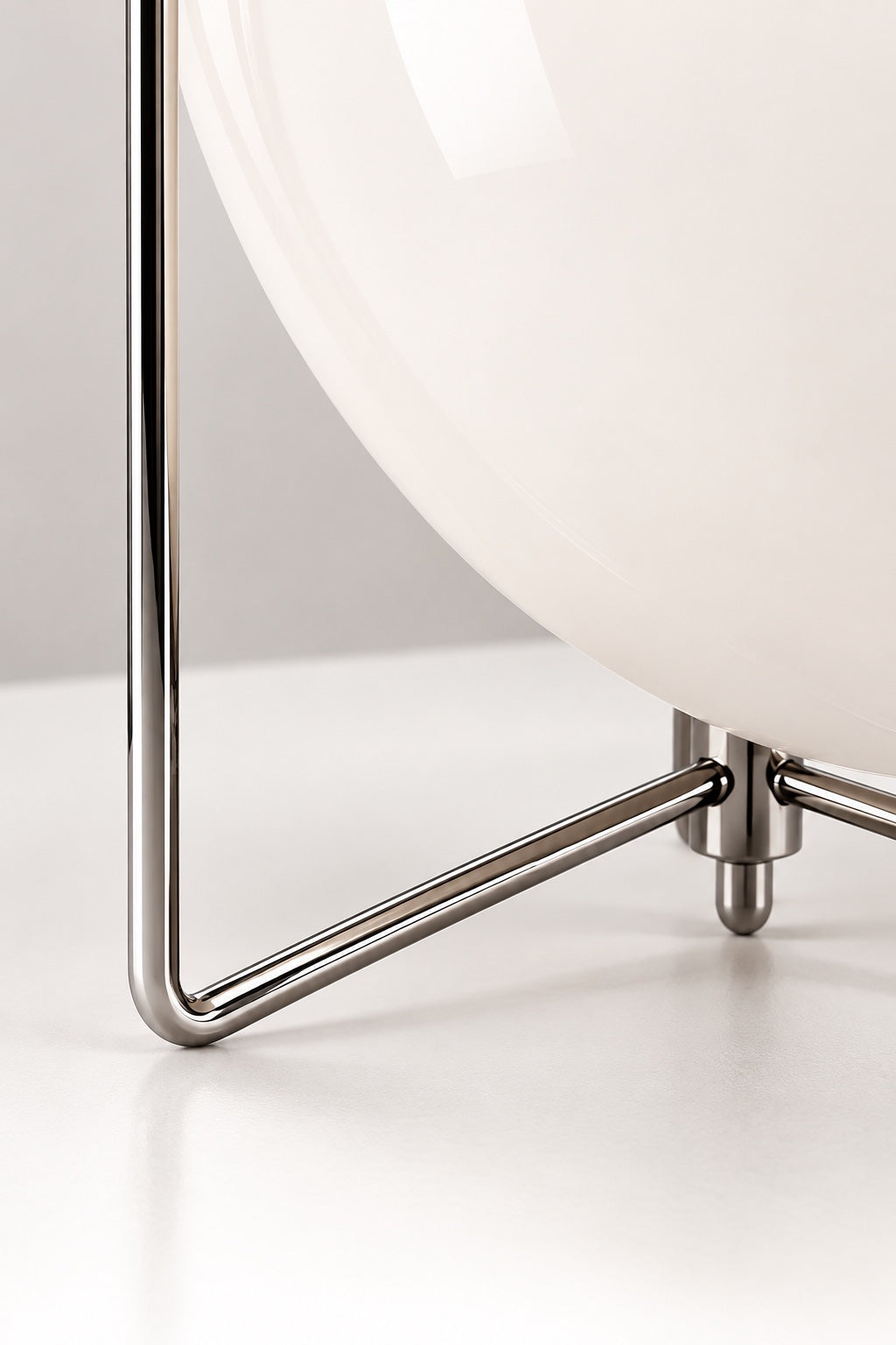 Detalle de la estructura y base de la lámpara 47.3 GOTA BLANCA