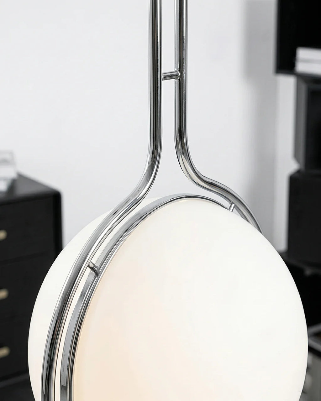 Detalle de la esfera luminosa de la lámpara de pie 47.1 GOTA BLANCA
